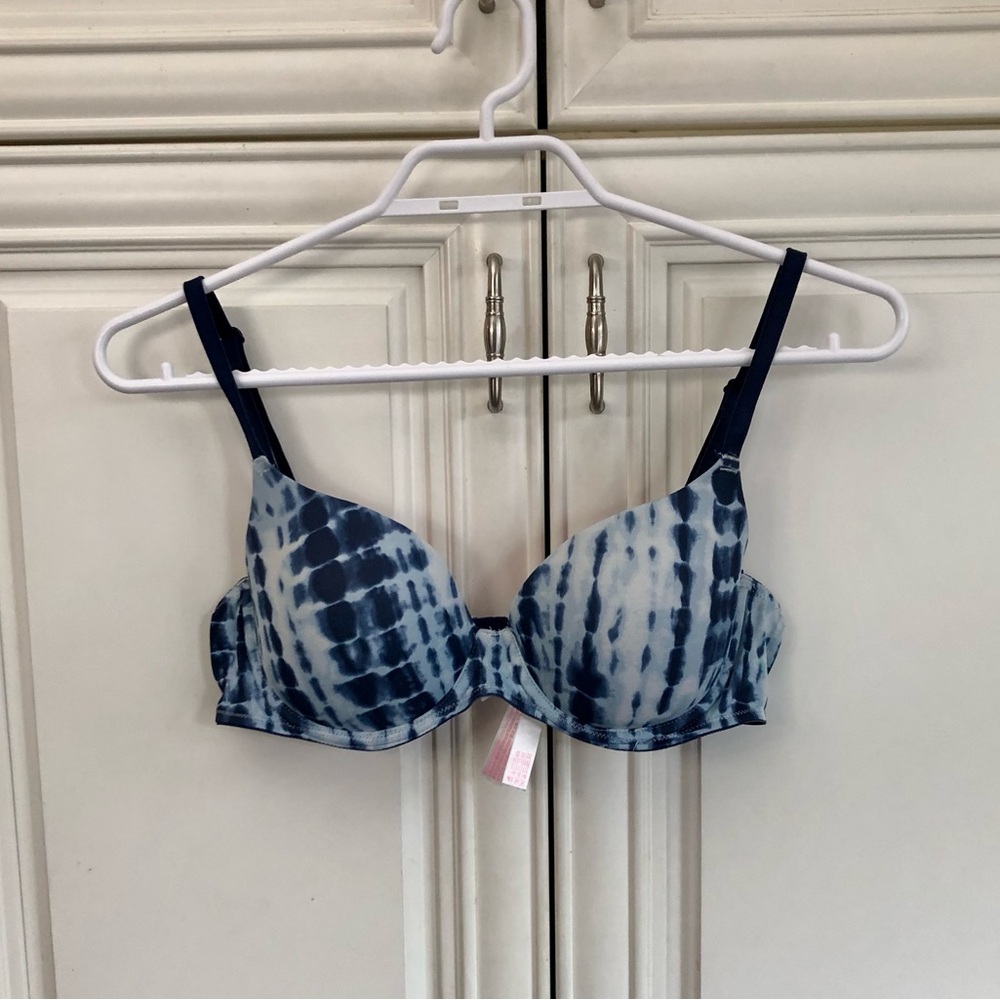 Pink Victoria’s Secret women’s bra